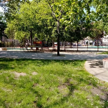 Sunny Facing The Park Lägenhet Budapest